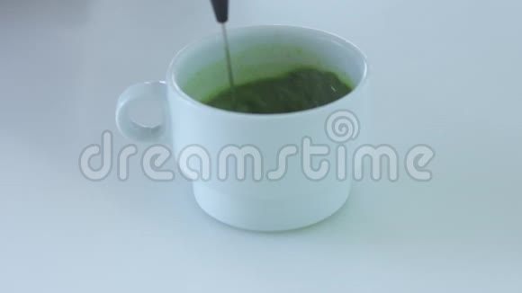 混合种族酒吧的抹茶准备视频的预览图