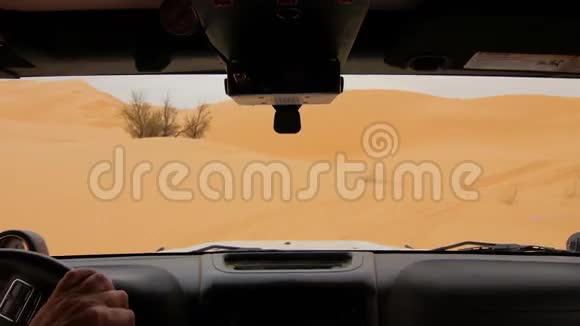 撒哈拉沙漠的摄像车司机视频的预览图