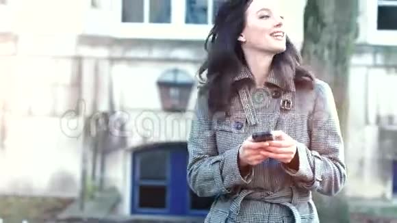 漂亮的女商人带着手机在户外视频的预览图
