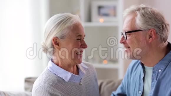 快乐的老夫妇在家拥抱视频的预览图