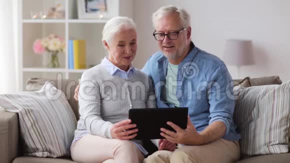 快乐的老夫妇带着平板电脑回家视频的预览图