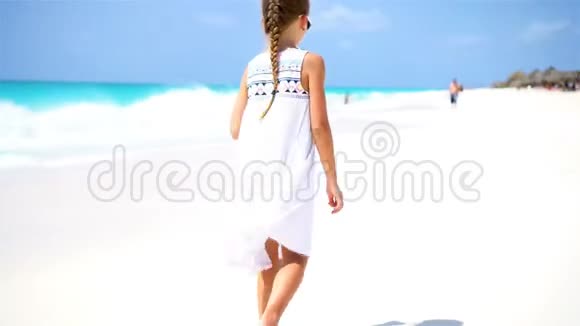 加勒比海度假期间海滩散步的小旅游女孩视频的预览图