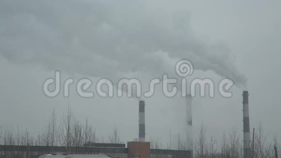 工业烟囱冒烟背景视频的预览图