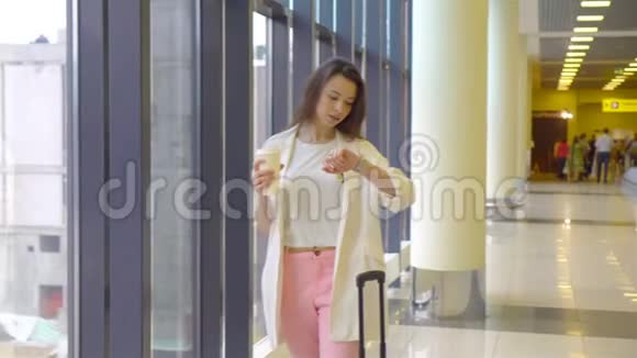 带着行李在国际机场行走的年轻女子机场休息室的航空乘客视频的预览图