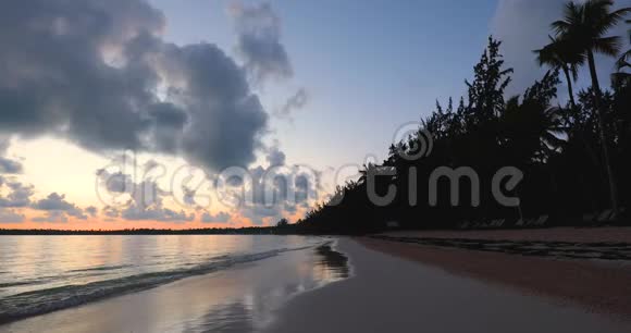 美丽的日出视频在热带岛屿海滩巴瓦罗多米尼加共和国蓬塔卡纳度假村视频的预览图