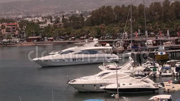 塞浦路斯希腊港口的游船和渔船码头附近的渔船停泊船只若干视频的预览图