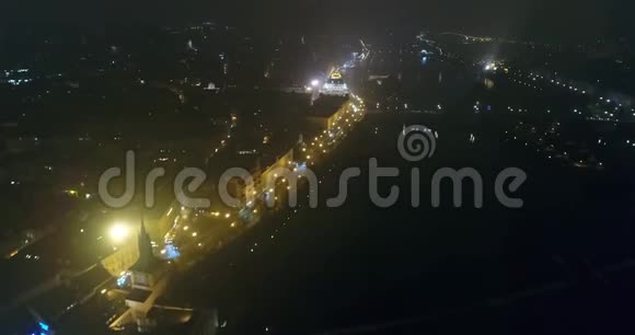布拉格之夜全景从空中到老城区的全景布拉格之夜城市的灯光视频的预览图