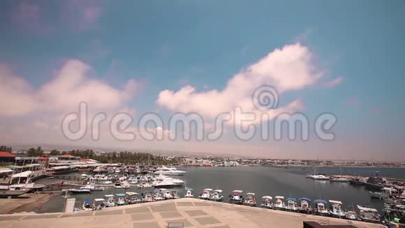 塞浦路斯希腊港口的游艇和渔船码头附近的渔船停泊船只视频的预览图