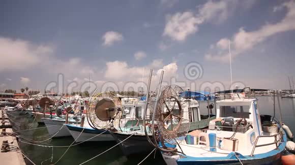 码头附近的渔船停泊船只停泊渔船游船和停泊港内的渔船视频的预览图