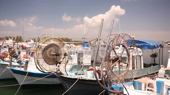 码头附近的渔船停泊船只停泊渔船游乐船和停泊港内的渔船视频的预览图