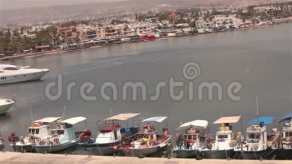 塞浦路斯希腊港口的游艇和渔船码头附近的渔船停泊船只若干视频的预览图