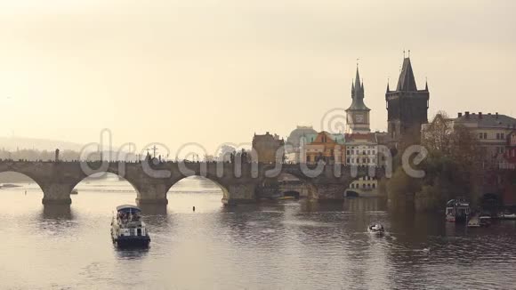 河上的老桥布拉格查尔斯桥视频的预览图