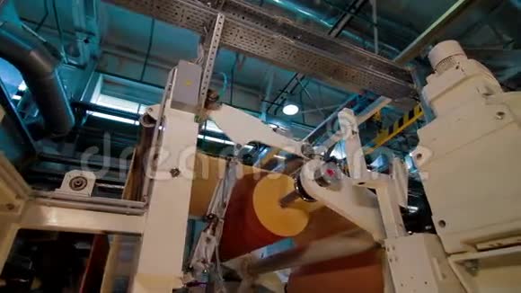 自动机器生产层压胶带视频的预览图