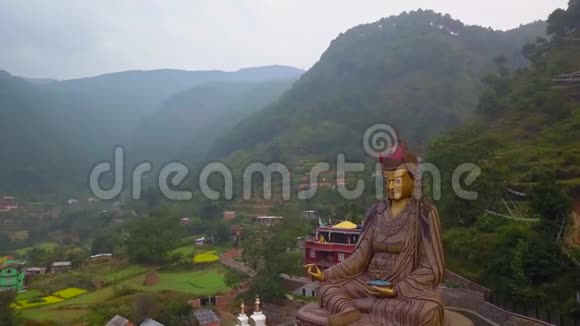 尼泊尔加德满都山谷的帕德马桑巴瓦古鲁雕像神庙的景观2017年10月16日视频的预览图