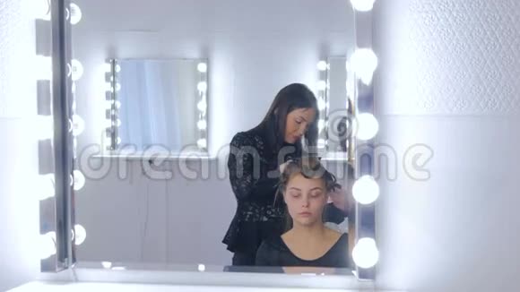 为年轻美女做发型的专业理发师视频的预览图