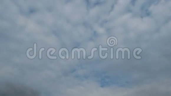 云在蓝天中移动视频的预览图