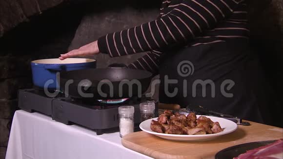 一个人做菜的中镜头视频的预览图