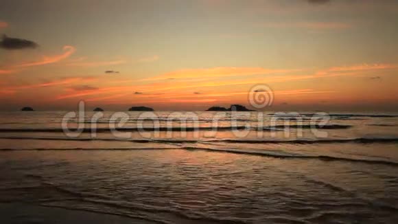 美丽的日落在热带岛屿的岸边科昌视频的预览图