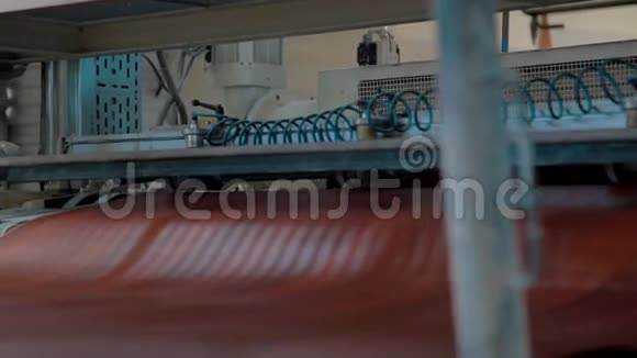 自动机器生产层压胶带视频的预览图