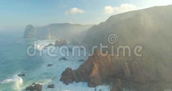 史诗悬崖和海浪景观视频的预览图