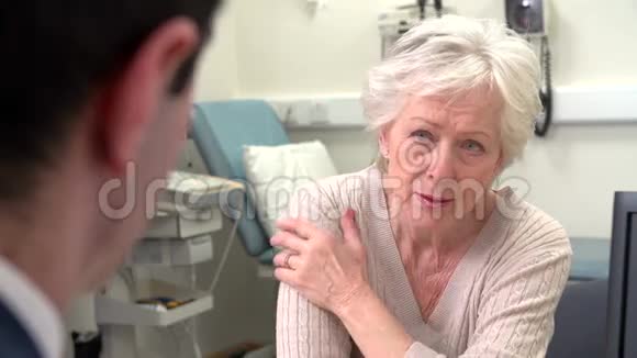 外科医生与担心的老年女性患者交谈视频的预览图