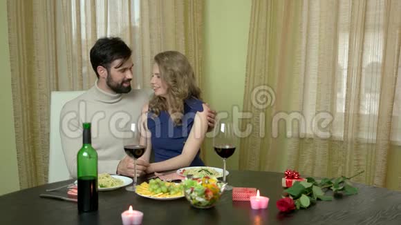 一对漂亮的夫妇在餐桌上视频的预览图