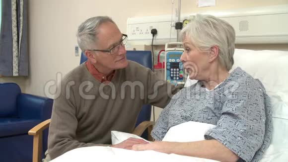 老年男性探视妻子住院床视频的预览图