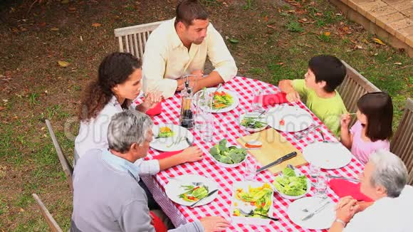 家人一起在户外吃饭视频的预览图