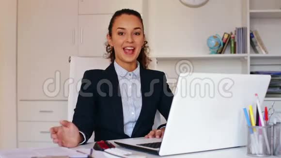 商务小姐坐在办公桌前视频的预览图