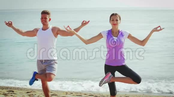 男人和女孩练习瑜伽姿势视频的预览图