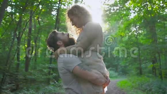 一对在森林里相爱的年轻夫妇视频的预览图