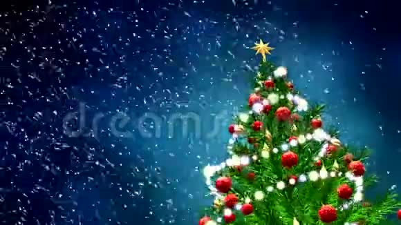 蓝色背景下绿色圣诞树的三维插图雪花和红球视频的预览图