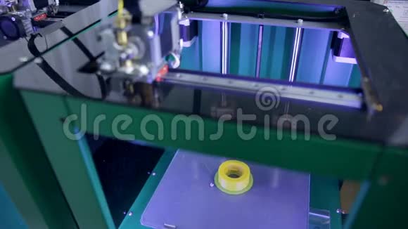 用塑料丝丝在3D打印机上打印视频的预览图