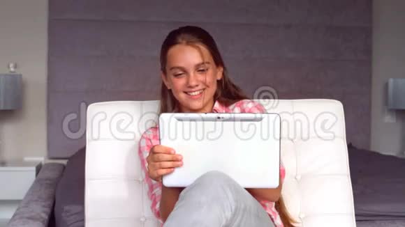女孩用平板电脑视频的预览图