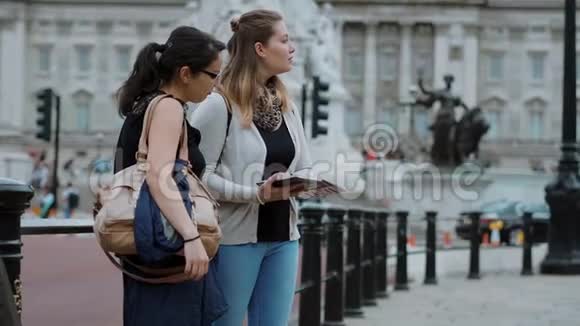 参观伦敦两个朋友观光旅行视频的预览图