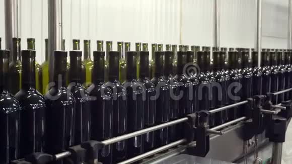 葡萄酒厂瓶装和密封输送线视频的预览图