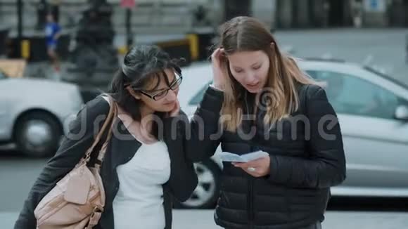 两个女孩在伦敦市区观光视频的预览图