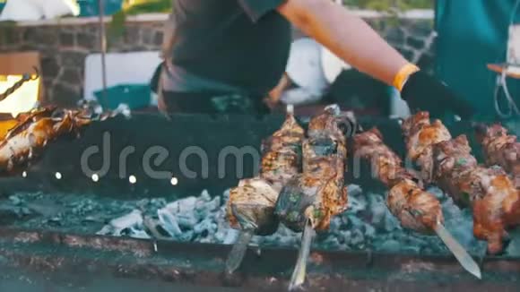 烧烤时用烤串烤出美味的烤肉和蔬菜视频的预览图
