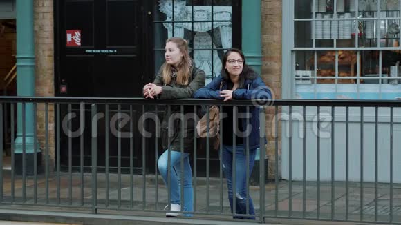 两个女孩在伦敦城市观光视频的预览图