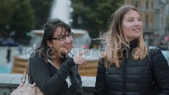 两个女孩访问伦敦享受旅行和观光视频的预览图