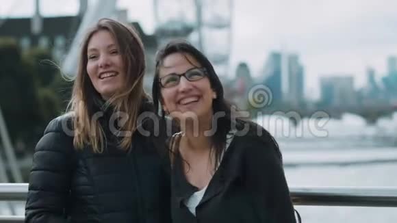 两个女孩访问伦敦享受旅行和观光视频的预览图