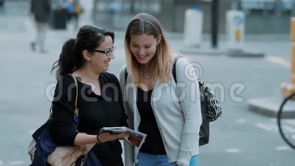 参观伦敦两个朋友观光旅行视频的预览图