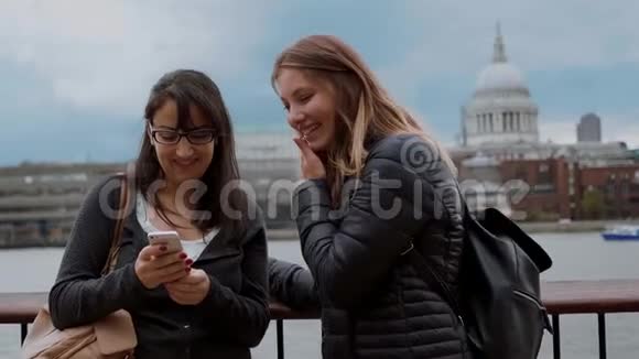 参观伦敦两个朋友观光旅行视频的预览图