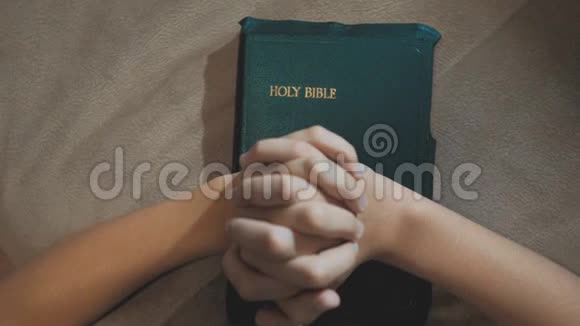 小女孩生活方式圣经祈祷与圣经在她的手中天主教神圣的圣经儿童和视频的预览图