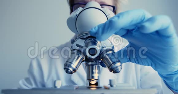 显微镜特写镜头在实验室视频的预览图