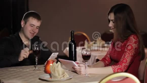 女孩和男人浪漫的晚餐视频的预览图