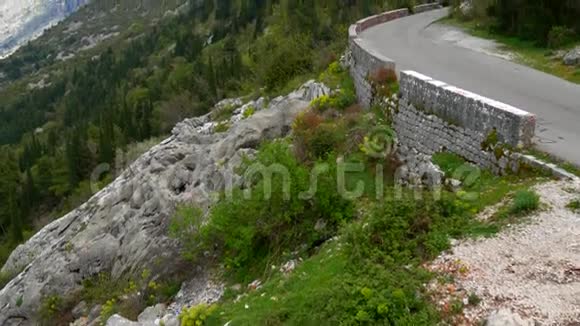 黑山山区的道路视频的预览图