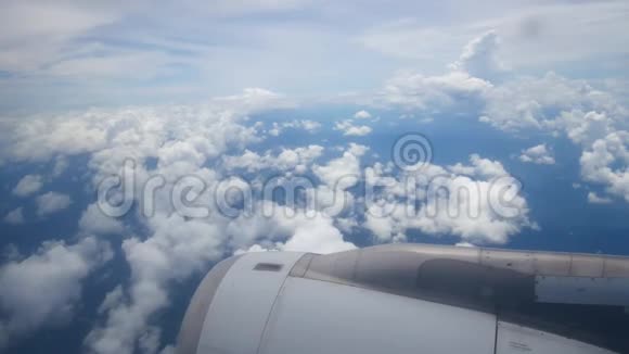 从飞机窗户看到机翼和引擎上视频的预览图