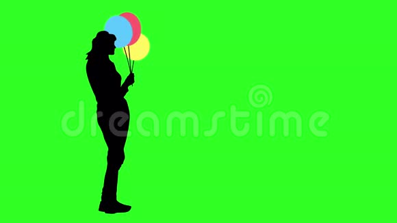绿色屏幕背景上有三个彩色气球的女孩的黑色剪影视频的预览图