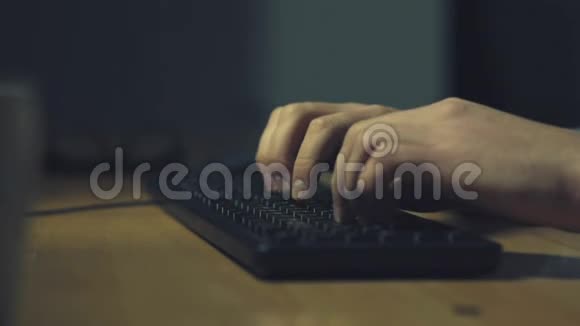 在电脑上工作的专业自由职业者视频的预览图